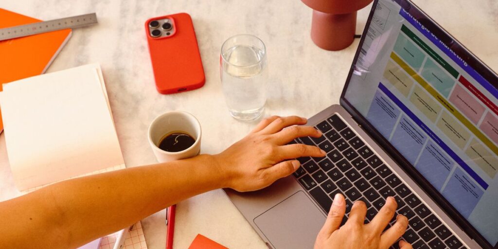 benefits of laptop rental for startups and it companies